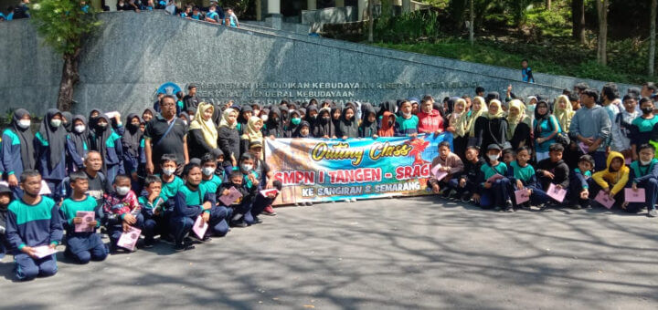 210 Siswa Outing Class ke Museum Purbakala Sangiran dan Taman Bunga Celosia Semarang