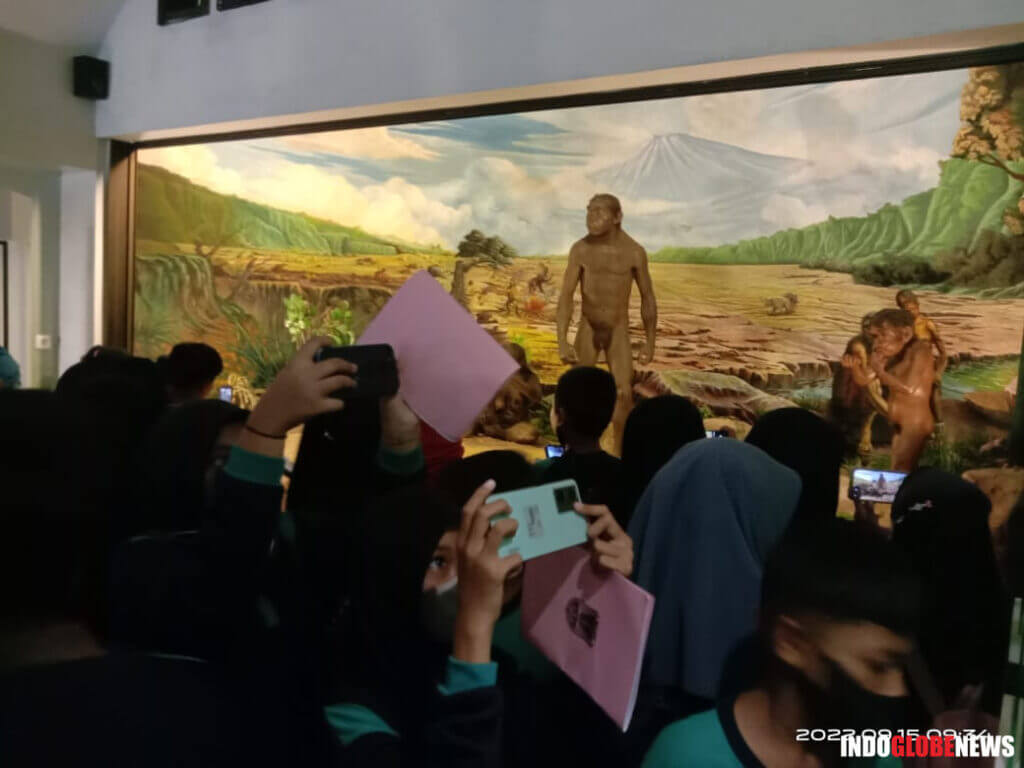 210 Siswa Outing Class ke Museum Purbakala Sangiran dan Taman Bunga Celosia Semarang